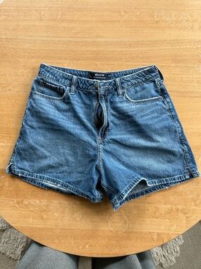 Hollister Ultra High Rise Baggy 90's Denim Short Medium Wash